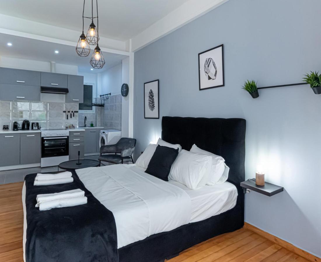 Апартаменты Couple Getaway With Queen Bed Афины Экстерьер фото