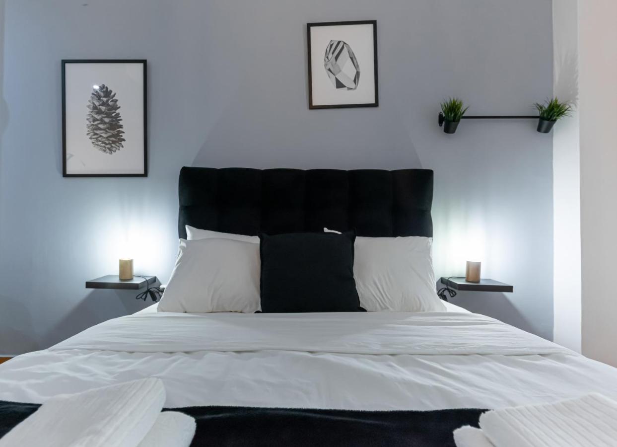 Апартаменты Couple Getaway With Queen Bed Афины Экстерьер фото
