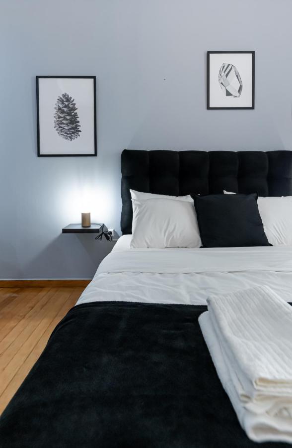 Апартаменты Couple Getaway With Queen Bed Афины Экстерьер фото