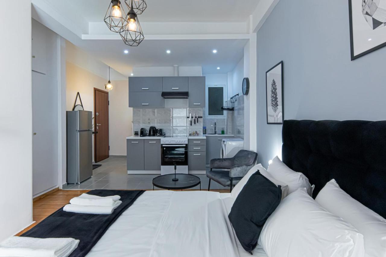 Апартаменты Couple Getaway With Queen Bed Афины Экстерьер фото